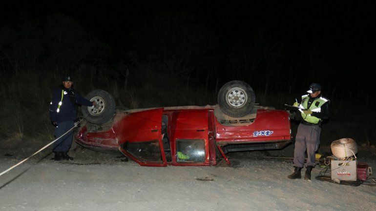 Ruta 61: la camioneta volcada y los bomberos cooperando.&nbsp;