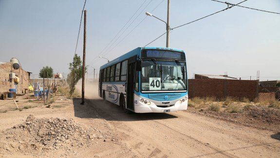 Le tiran la pelota del aumento del colectivo a la UNCo