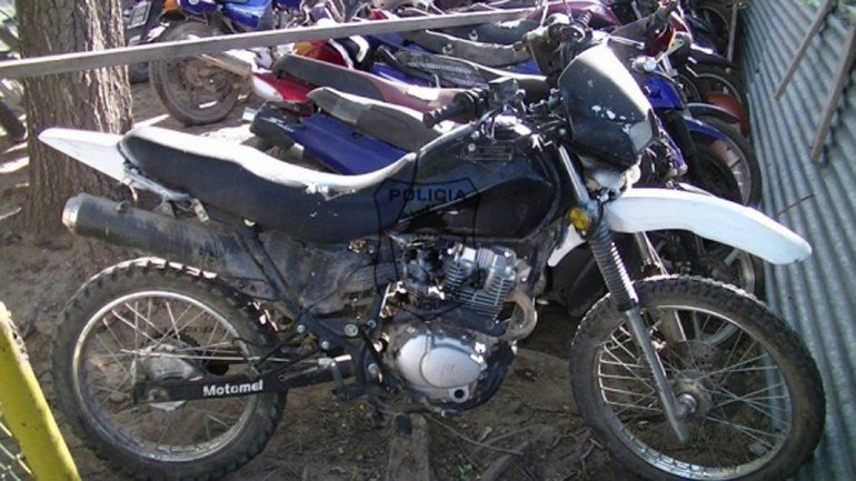 Iban en moto, los quisieron identificar y respondieron a los tiros contra la Policía