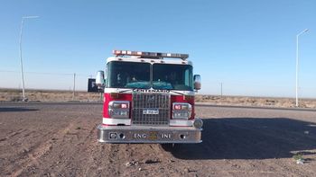Los bomberos de Centenario asistieron al trabajador que cayò del cuarto piso de un edificio del Parque Industrial. 