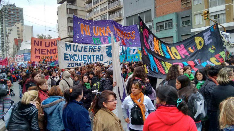 Multitudinaria marcha por 30 Encuentro Nacional de Mujeres