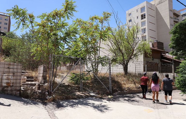 Ocupas en pleno centro: el temor de vecinos por una casa y un terreno tomados