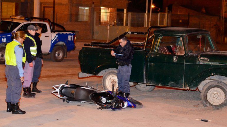 La Motomel 125 cc de Leonardo Tapia quedó tirada al lado de la camioneta.