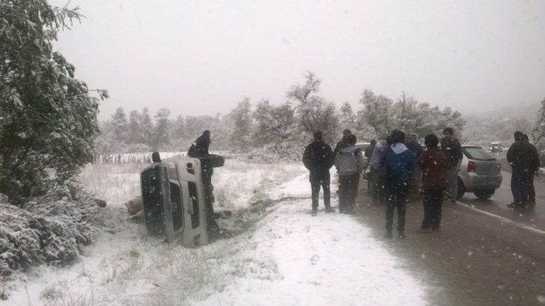 Una mujer herida tras chocar y volcar en la Ruta de los Siete Lagos
