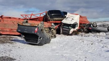 Chubut: el chofer de un camión mosquito perdió el control de su vehícuo y protagonizó un espectacular vuelco. Chubut: el chofer de un camión mosquito perdió el control de su vehícuo y protagonizó un espectacular vuelco.