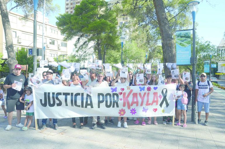 Vecinos acompañaron a la familia de Kayla en el reclamo de justicia.