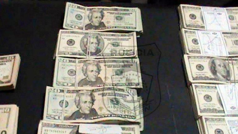 Los fajos de dólares secuestrados por la Policía de Neuquén.