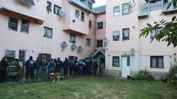 Tensión: resistió un desalojo arrojando nafta a los policías