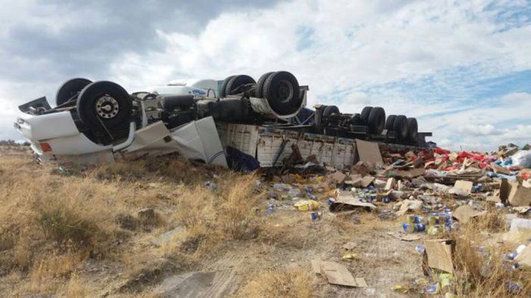 Terrible vuelco de un camión en una bajada de la Ruta 237