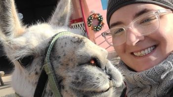 El contacto con la llama Witetop ayuda a las personas, principalmente niños en tratamiento, a relajarse y a bajar sus niveles de ansiedad. El contacto con la llama Witetop ayuda a las personas, principalmente niños en tratamiento, a relajarse y a bajar sus niveles de ansiedad.