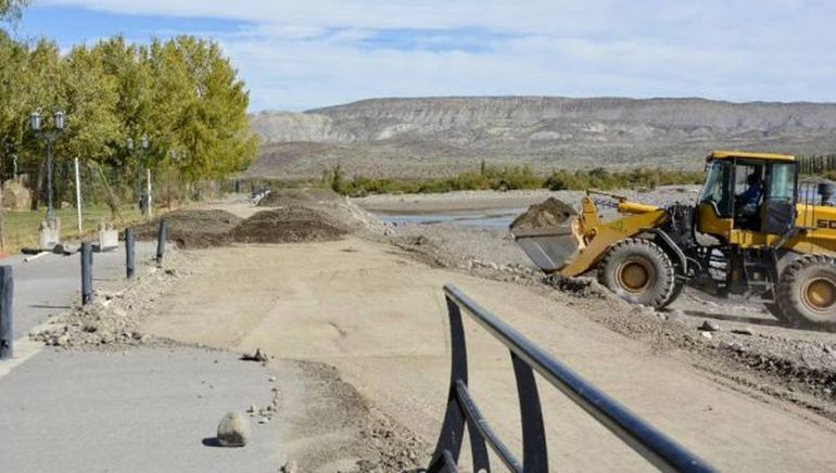 Repararán la defensa costanera de Chos Malal que quedó destruida por las inundaciones del Curi Leuvú