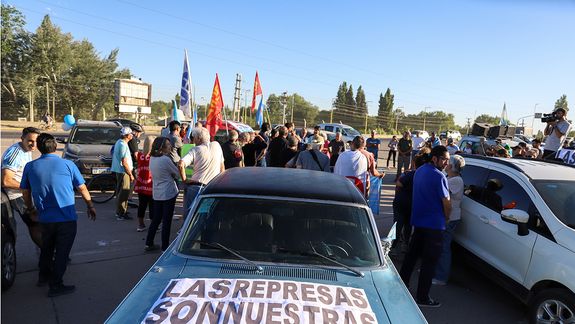 Caravana contra las privatizaciones de las represas: Río Negro y Neuquén se manifestaron en los puentes