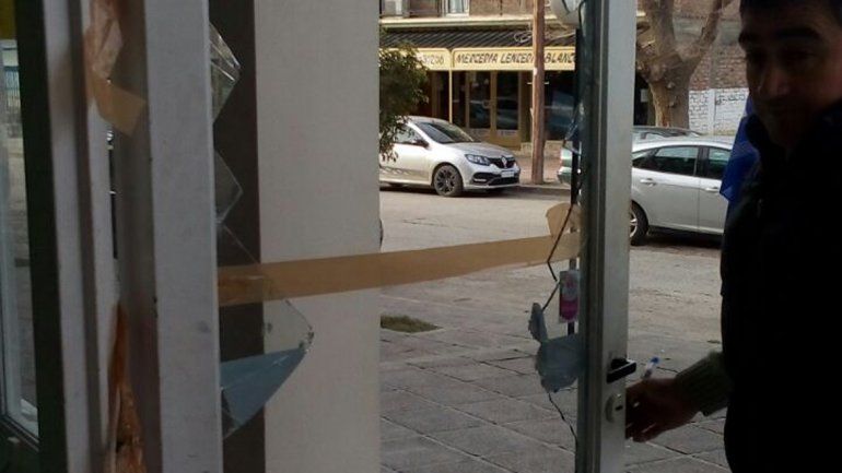 Así quedó la puerta del local que recibió la visita de los ladrones la noche del miércoles. Ya cambiaron el vidrio.