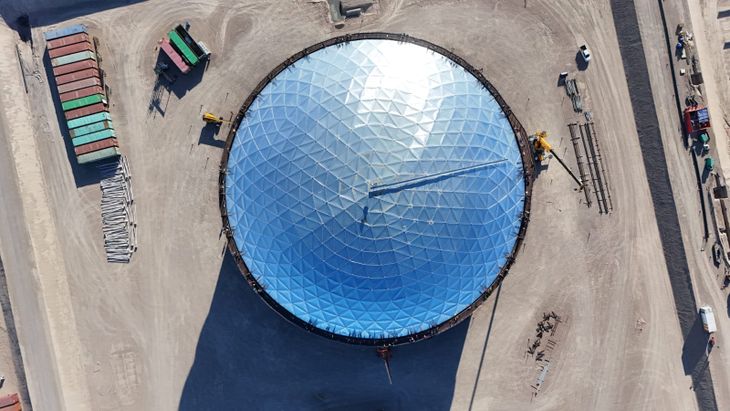 Montaje del techo del tanque TK404 en la terminal Punta Colorada, una de las estructuras clave del VMOS.