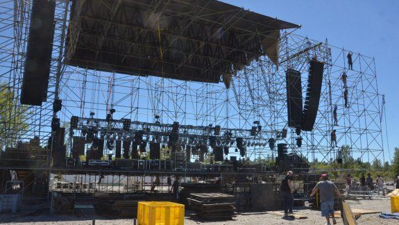 Los operarios trabajaron ayer para dejar listo el escenario mayor para los conciertos de la noche inaugural de la Fiesta de la Confluencia.