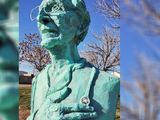 El monumento al doctor del pueblo, en Allen, fue vanzalizado. 