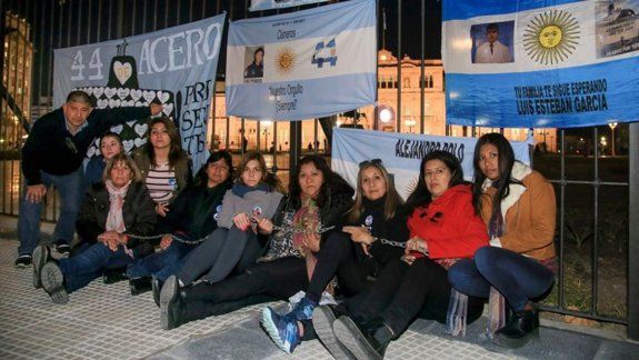 Los familiares siguen con su reclamo y piden que el Gobierno busque.