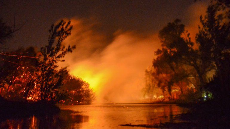 Feroz incendio mantenía en vilo a barrios ribereños de Neuquén y Plottier