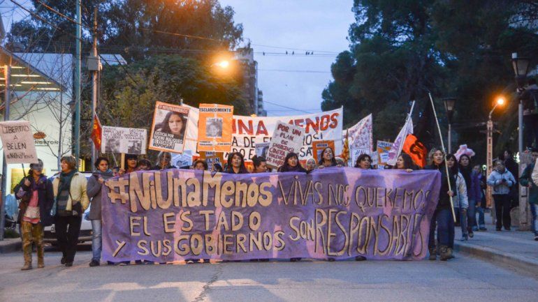 {altText(Las marchas de #NiUnaMenos se repiten todos los años. Concientizan sobre lucha contra la violencia de género.,Los femicidios ya dejaron 61 huérfanos en Neuquén)}