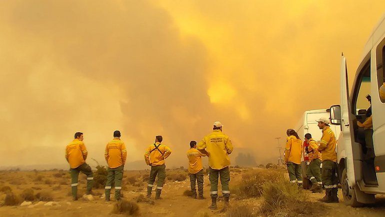 Brigadistas de Neuquén sin ropa ignífuga por las trabas a las importaciones