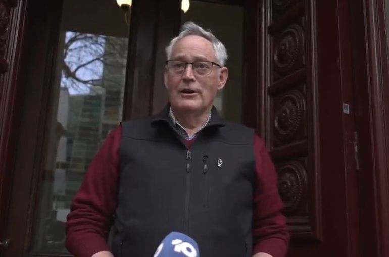 El único sobreviviente del caso de los hongos envenenados en Australia fue Ian Wilkinson, tío político de la mujer sentenciada. El único sobreviviente del caso de los hongos envenenados en Australia fue Ian Wilkinson, tío político de la mujer sentenciada.