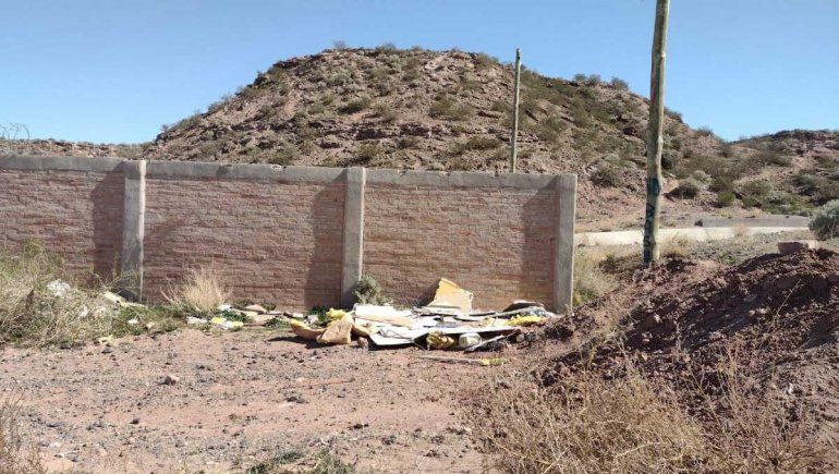 Vecino de Cuenca XVI increpó a otro que tiró basura en medio del barrio