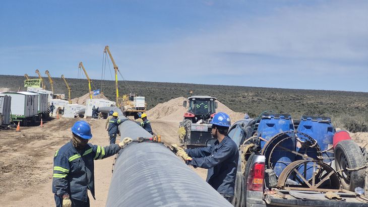 Más de 380 km de ducto tendido. El proyecto VMOS fluye, acercando el shale de Vaca Muerta a la costa atlántica de Río Negro. Foto: Leandro Cairuga. Más de 380 km de ducto tendido. El proyecto VMOS fluye, acercando el shale de Vaca Muerta a la costa atlántica de Río Negro. Foto: Leandro Cairuga.