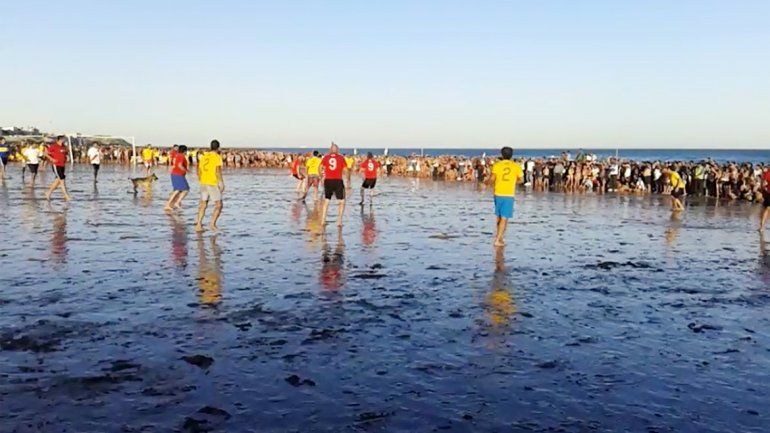 El partido se disputó en la playa con las dimensiones reales de una cancha de fútbol.