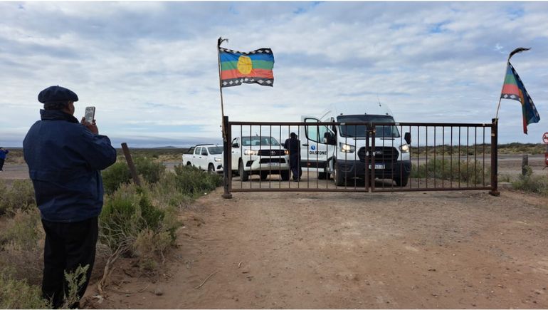 El corte en el acceso al yacimiento de Oilstone en Cutral Co por parte de la comunidad Manuel Segundo.