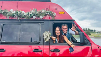 ¡Vivan los novios! Yorno y Andrea, de luna de miel por la cordillera. Días pasados pasaron por Cipolletti y comieron un rico asado con amigos. ¡Vivan los novios! Yorno y Andrea, de luna de miel por la cordillera. Días pasados pasaron por Cipolletti y comieron un rico asado con amigos.