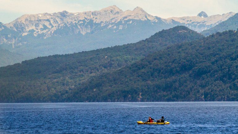 Las actividades acuáticas son de las preferidas en el lago Lácar.
