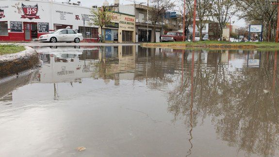 Las calles de la ciudad volvieron a amanecer repletas de agua ayer por la mañana, luego de otra tormenta.