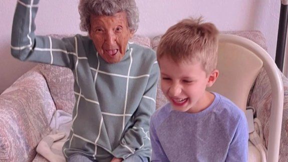 Instagram: una abuela de 102 años es viral por hacer gimnasia con su bisnieto