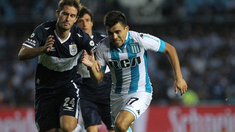 Marcos Acuña recupera la titularidad tras su viaje con la Selección.