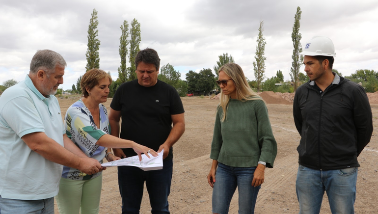 Construyen un polideportivo con cancha de hockey en Confluencia