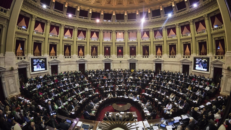 La Cámara de Diputados sesiona desde las 12 del mediodía. 