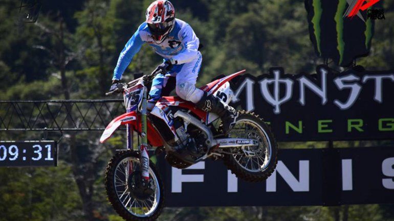 La fiesta del motocross hace rugir  a la Villa