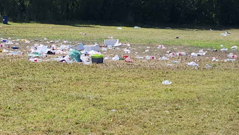 Los vecinos de Centenario están enojados porque dicen que no hay sanciones sobre la dueña de una chacra donde se repiten las fiestas electrónicas. Las consecuencias que advierten son ruidos molestos y contaminación que afectaría a las chacras
