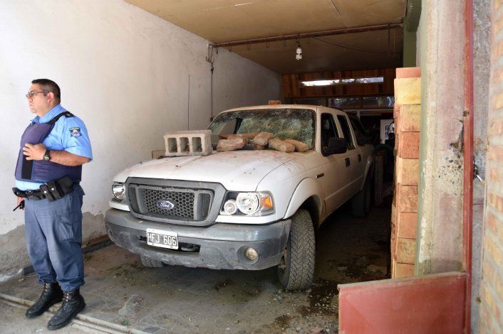 La camioneta del acusado terminó con importantes daños.