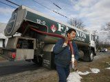 Foto de archivo de un hombre llenando un tanque de crudo en Alexandria, Virginia, EEUU. 6 de enero de 2010. REUTERS/Molly Riley