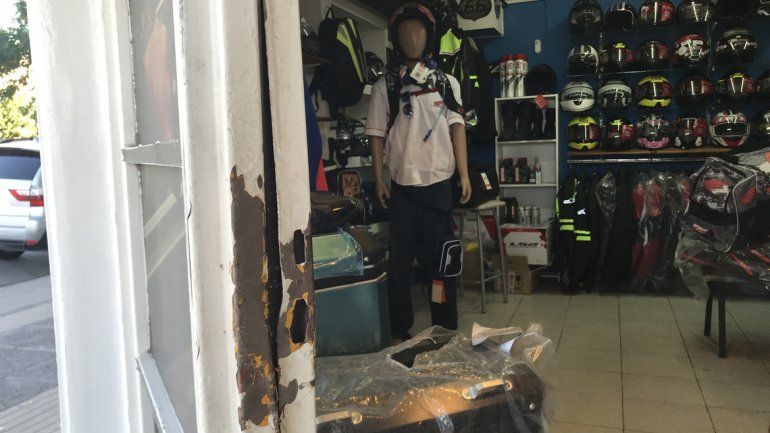 Por segunda vez en un mes, violentaron rejas y robaron en un local del oeste