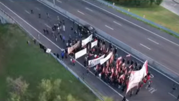 Trabajadores de Fate cortan la autopista Panamericana. Trabajadores de Fate cortan la autopista Panamericana.