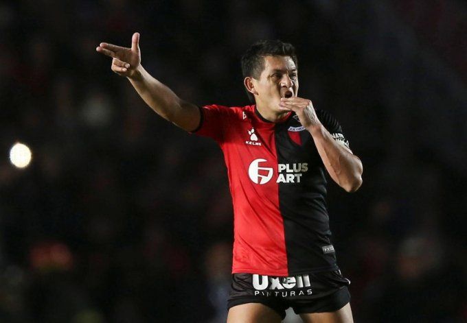 La Pulga Rodríguez, figura del Colón cómodo puntero de su zona.