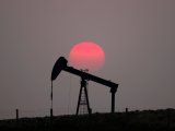 Imagen de archivo de una puesta de sol atrás de un balancín de petróleo en las afueras de Saint-Fiacre, cerca de Paris, Francia. 28 de marzo, 2019. REUTERS/Christian Hartmann/Archivo