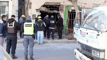 susto por una fuga de gas en el bajo: demolian una vieja casa y pincharon un cano clandestino susto por una fuga de gas en el bajo: demolian una vieja casa y pincharon un cano clandestino