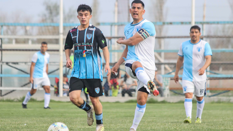 La Amistad y Pillmatún, en el último partido que jugaron por la Liga Confluencia. Foto: Anahí Cárdena 