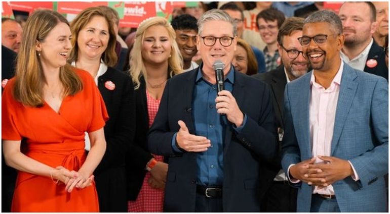 Keir Starmer festeja el triunfo con dirigentes de su partido. Keir Starmer festeja el triunfo con dirigentes de su partido.
