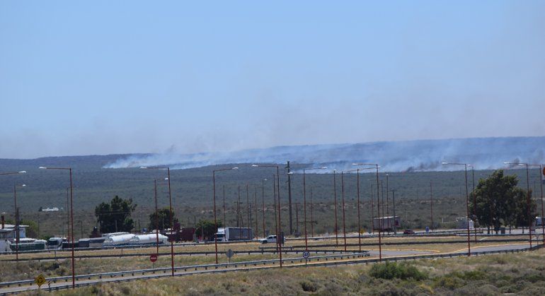 El calor, el viento y las altas pasturas propagaron las llamas.