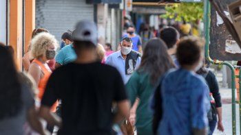 Gente centro Neuquén barbijos
