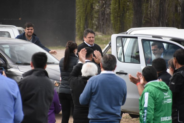Mariano Gaido se bajó de la misma camioneta con Sergio Massa. Fue un anfitrión del MPN casi inesperado en el selecto grupo que subió al escenario.